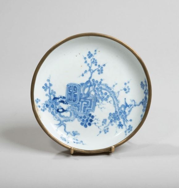 Coupe en porcelaine à décor en bleu sous couverte d'un prunier en fleurs et de caractères «bonheur» stylisé