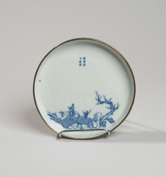 Coupe en porcelaine à décor en bleu sous couverte d'un voyageur à dos de mulet sur un pon