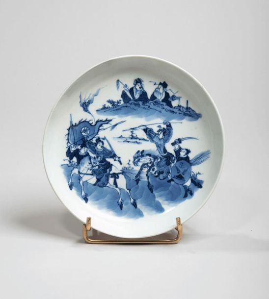 Coupe en porcelaine à décor en bleu sous couverte de guerriers se battant à cheva