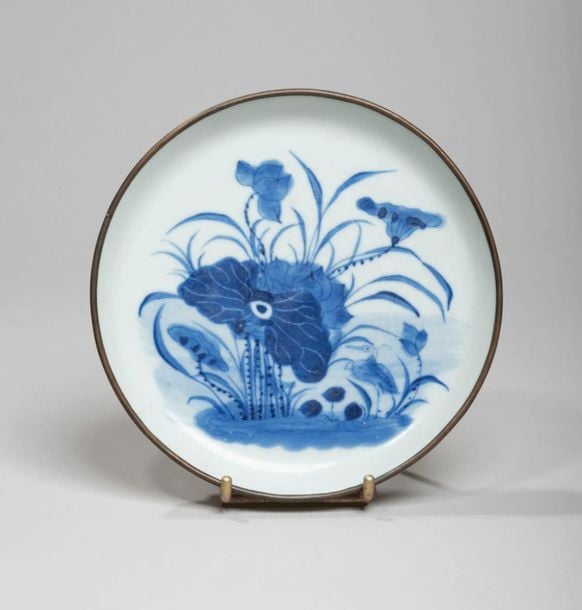 Coupe en porcelaine à décor en bleu sous couverte de lotu