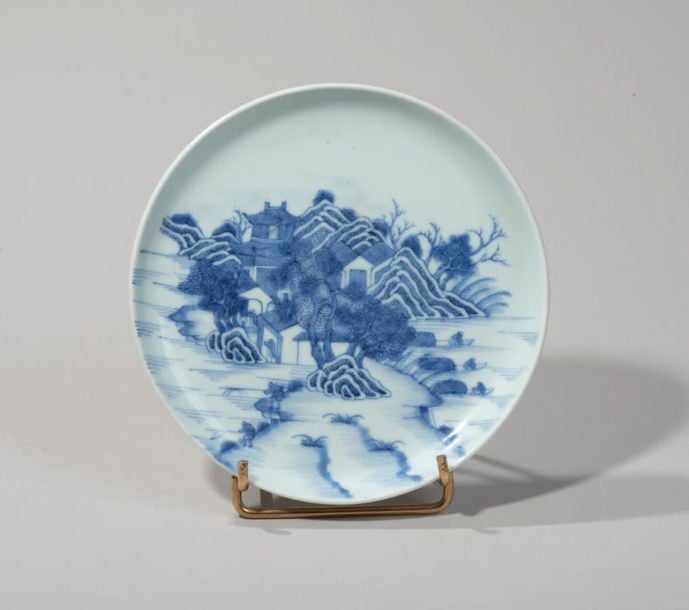 Coupe en porcelaine à décor en bleu sous couverte de pavillons parmi les collines sur une îl