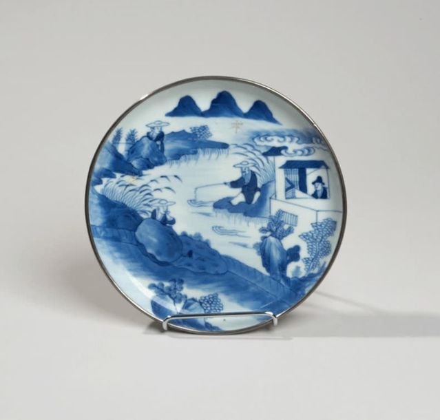 Coupe en porcelaine à décor en bleu sous couverte de pêcheur près d'une maiso