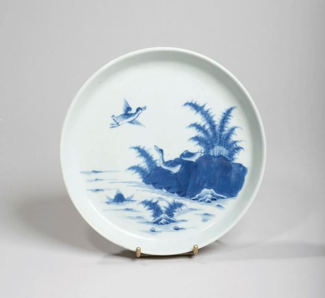 Coupe en porcelaine à décor en bleu sous couverte de trois canards, l'un s'envolan