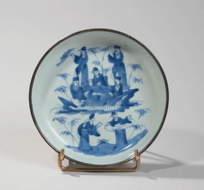 Coupe en porcelaine à décor en bleu sous couverte des sept sages dans la forêt de bambou