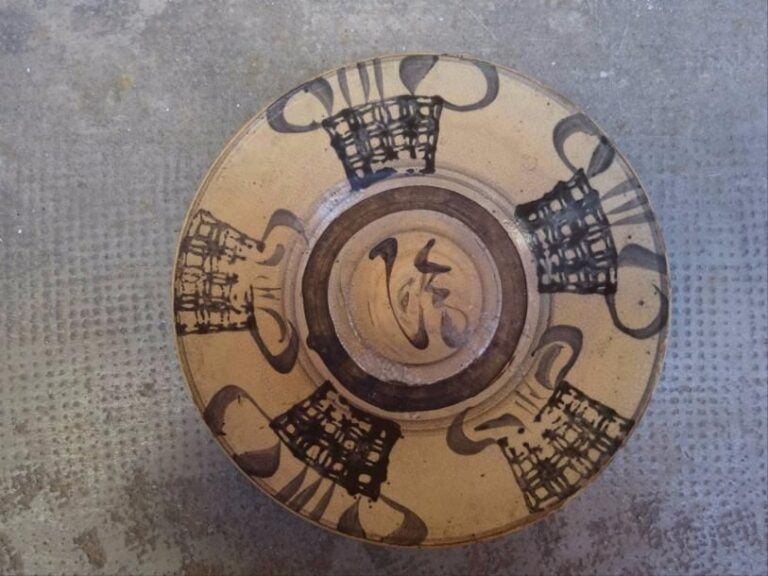 COUPE EN PORCELAINE BLEU BLANC A DECOR DE DAMIERS Probablement Vietnamienne et d'époque XIXe siècle Provenant d'un cargo (quelques égrenures à la lèvre, une au pied