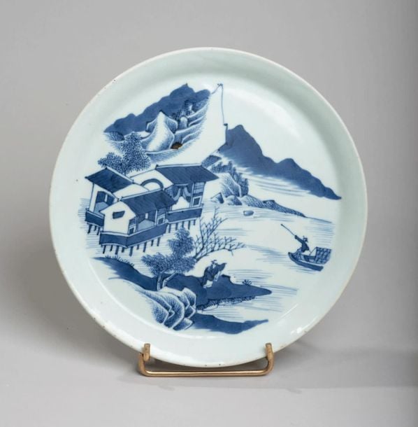 Coupe en porcelaine décorée en bleu sous couverte d'un lettré au bord d'une rive saluant un pêcheu