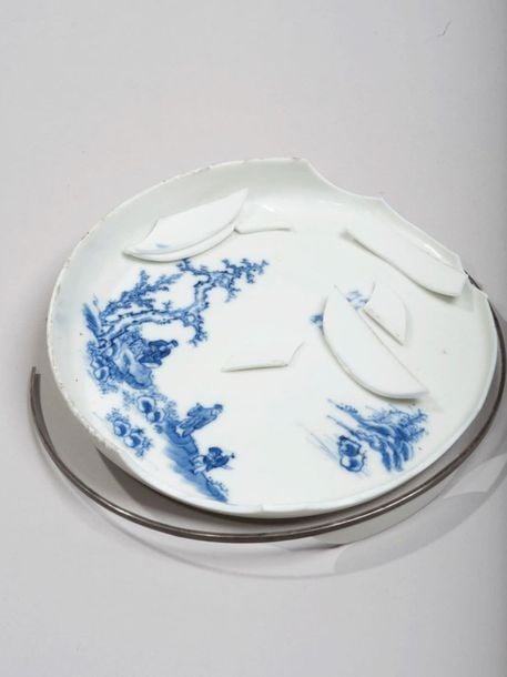 Coupe en porcelaine décorée en bleu sous couverte de lettrés dans un paysage et poèm