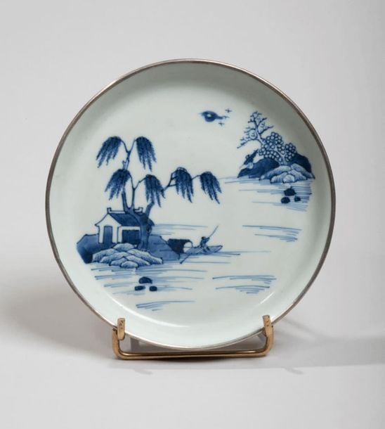 Coupe en porcelaine décorée en bleu sous couverte de pêcheurs au bord d'une rive dans un paysage lacustr