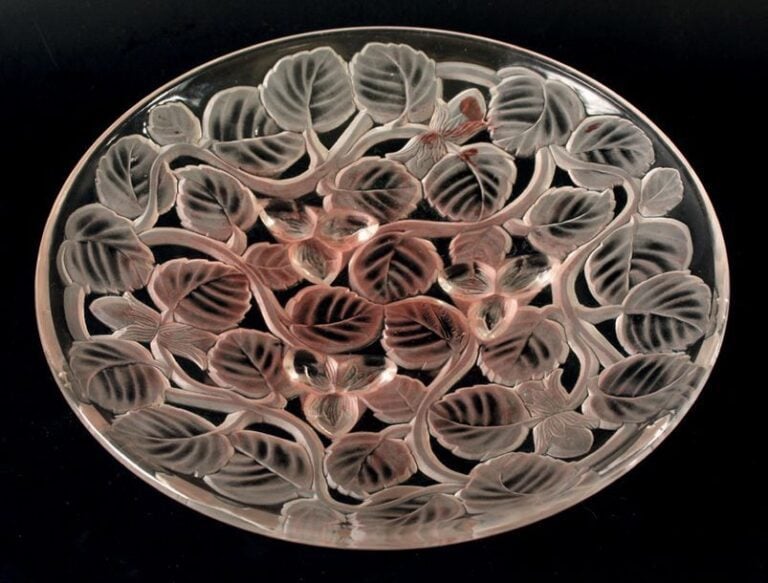 Coupe en verre moulé à décor satiné de noisettes et feuilles de noisetie