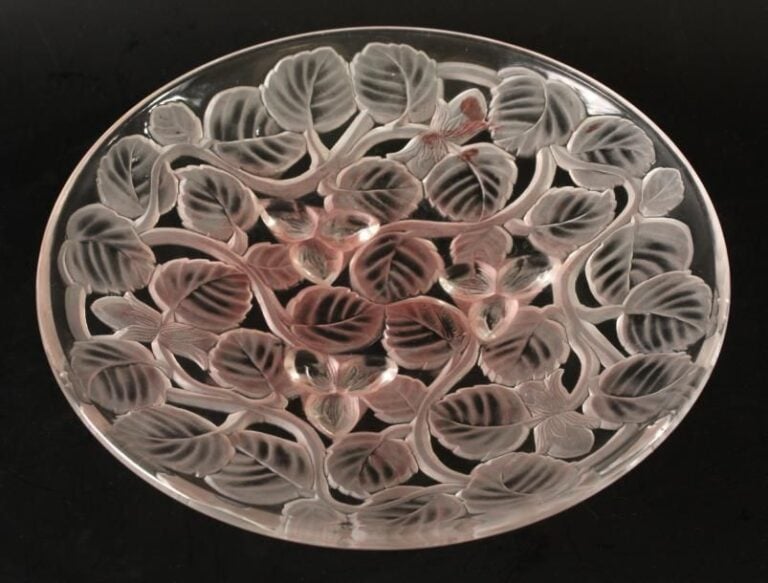 Coupe en verre moulé à décor satiné de noisettes et feuilles de noisetie