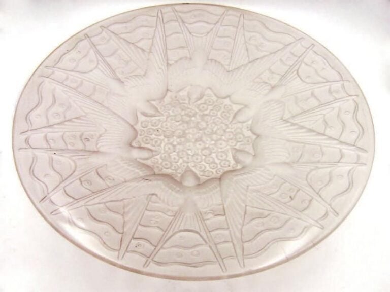 Coupe en verre moulé et satiné à décor d'hirondelles et de fleurette