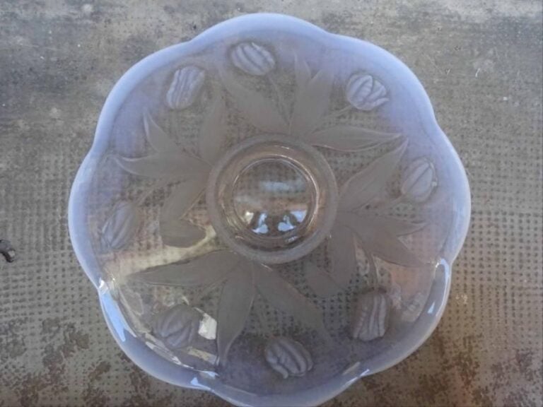 COUPE floriforme sur pied en verre moulé-pressé opalescent à décor de tulipe