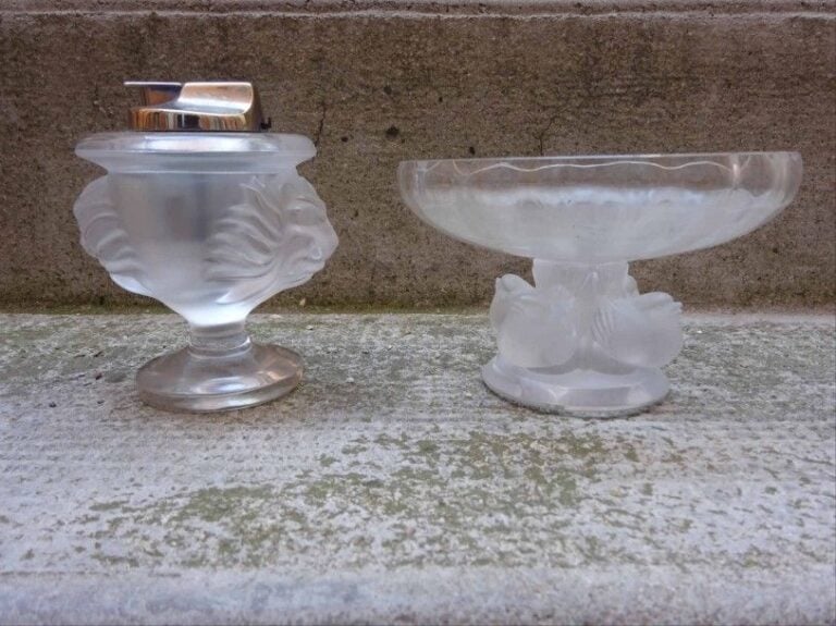 Coupe godronnée sur piédouche aux quatre moineaux en cristal pressé-moul