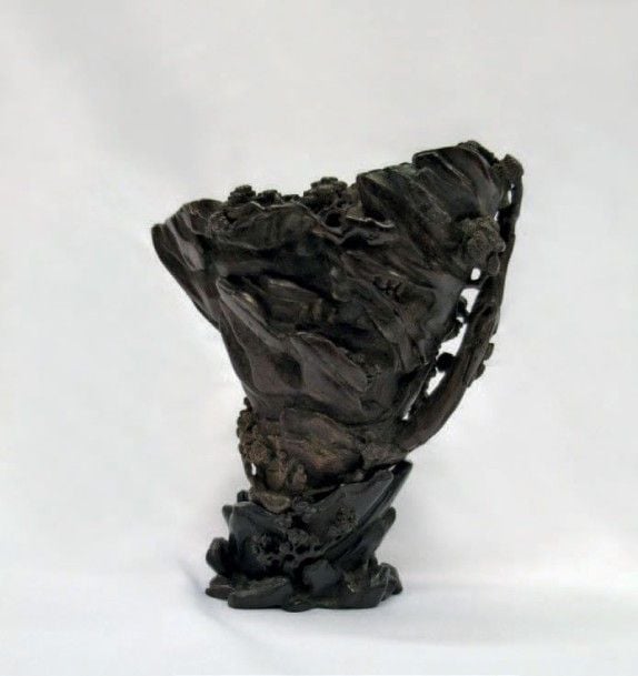 Coupe libatoire en bois de chenxiang sculpté sur le pourtour d'arbres et de feuillag