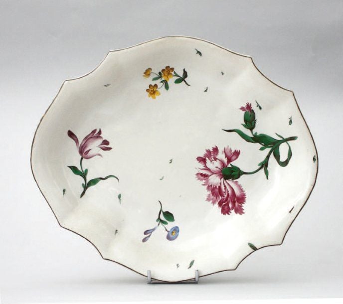 Coupe ovale à bord contourné, décor polychrome de fleurs fines botanique