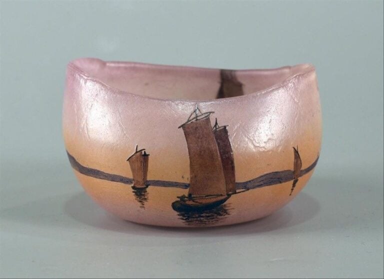 Coupe ovale en verre satiné à fond rose et jaune à décor de bateaux à voile naviguant dégagé à l'acide et émaill