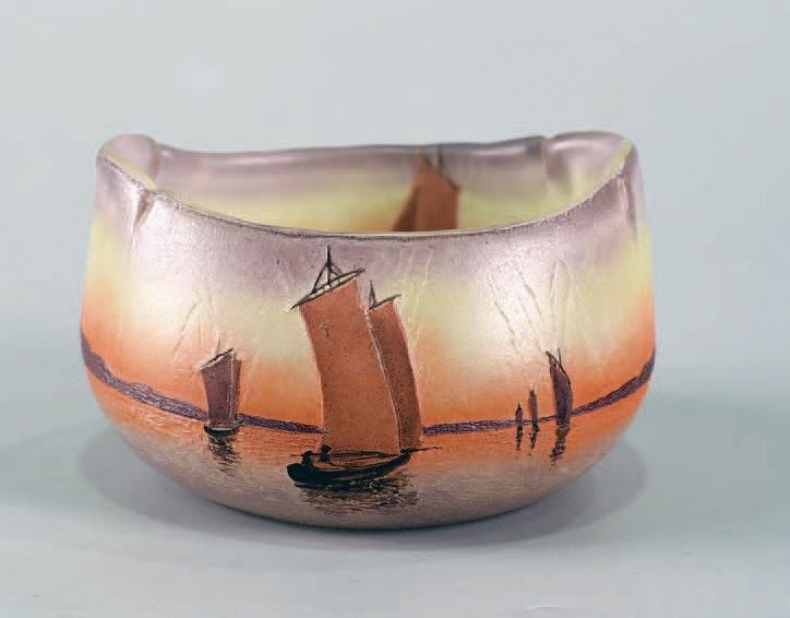 Coupe ovale en verre satiné gris à fond gris clair, jaune et rose à décor de bateaux à voile naviguant dégagé à l'acide et émaill