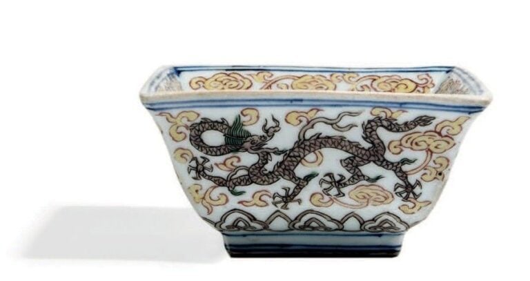 Coupe quadrangulaire à parois évasées à décor émaillé brun, jaune et bleu de dragons, et rinceaux de ruy