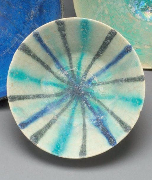 COUPE RAYONNANTE Coupe tronconique, décorée de lignes rayonnantes bleues, turquoise et noires sous glaçure transparente blanch