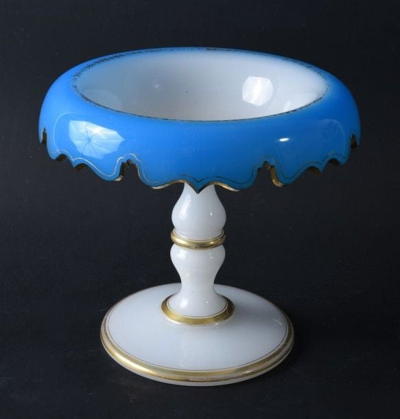 Coupe sur pied à bord dentelé en opaline pâte de riz et opaline bleue à décor de filets doré