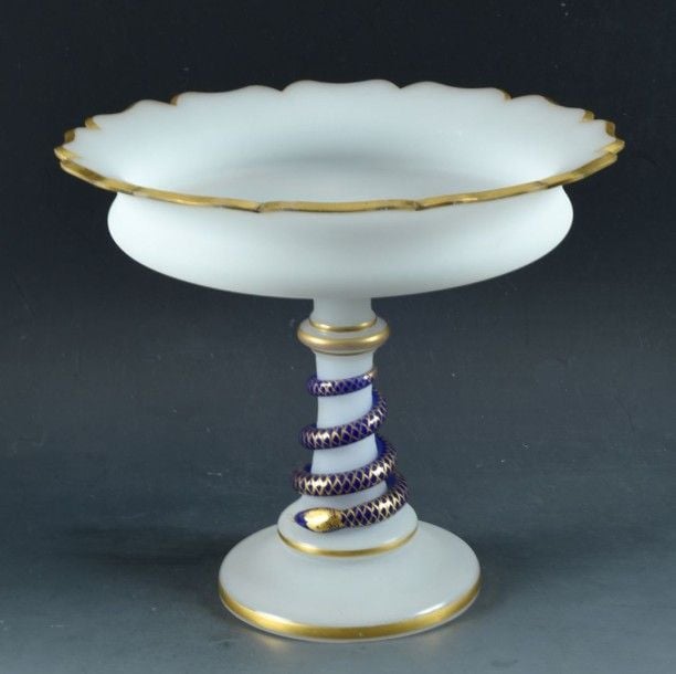 Coupe sur pied à bord dentelé en opaline pâte de riz satinée, la jambe orné d'un serpent spiralé en opaline lavande à décor dor