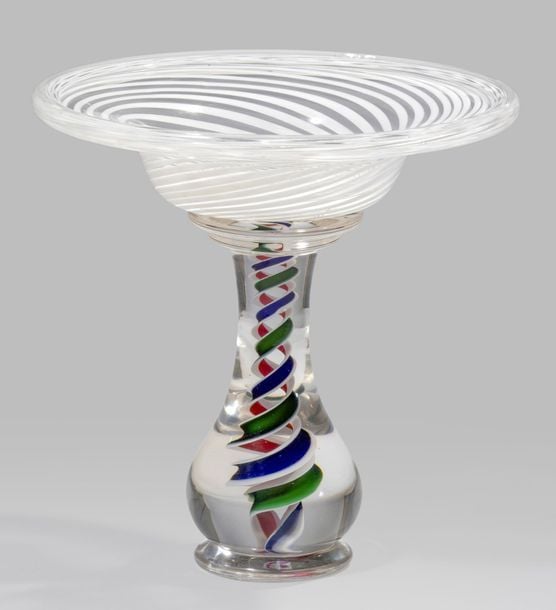 Coupe sur pied en cristal rubané blanc spiralé ; la jambe piriforme à décor de rubans spiralés verts, blancs et rose