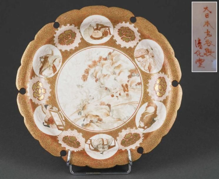 COUPE SUR PIED EN FAIENCE DE KUTANI A L'IMITATION D'UN FLOCON DE NEIGE, AKAE-E KINRAN-DE, KUTANI PAR SEIKADO Japon, Période Meiji ou antérieure, Epoque seconde moitié du XIXe siècle De forme circulaire, présentant un cavetto et un rebord, reposant sur un pied tronconique, l'aile découpée / festonnée à l'imitation d'un flocon de neige stylisé (yukiwa / ??