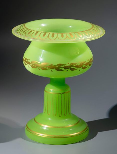 Coupe sur pied en opaline verte à décor doré de guirlandes de feuillage et de rais-de-coeur et filets doré