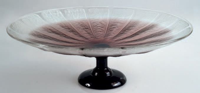 Coupe sur pied en verre violet dégradé incolore; la coupe à motif de seize quartiers givrés dégagés à l'acide; pied viole