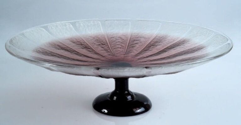 Coupe sur pied en verre violet dégradé incolore; la coupe à motif de seize quartiers givrés dégagés à l'acide; pied viole