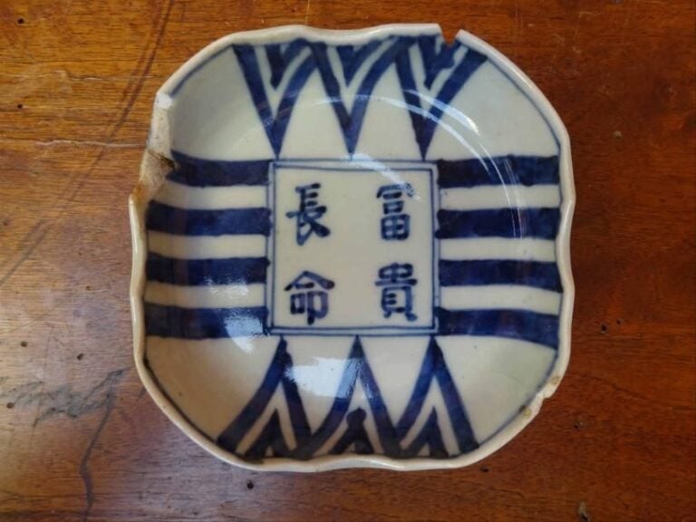 COUPE SUR PIED / TAZZA EN PORCELAINE D'ARITA Japon, Fours d'Arita, Période Meiji, Fin du XIXe siècle A décor exécuté en bleu cobalt sous couvert