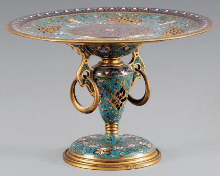 Coupe sur piédouche en bronze cloisonné, ajourée, à décor polychrome de motifs floraux et rinceaux feuillagé