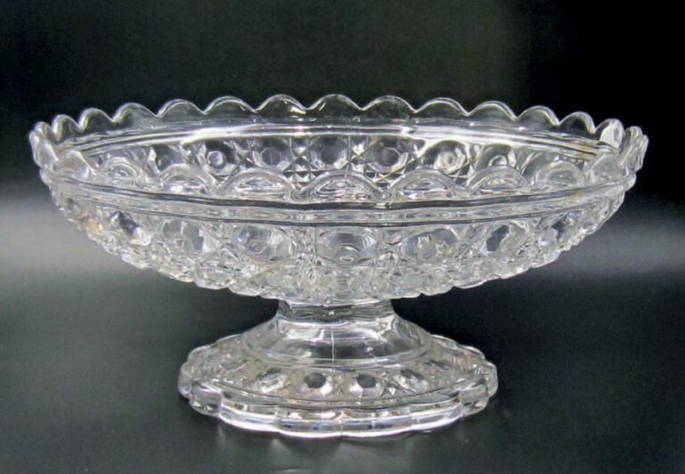 Coupe sur piédouche et bord dentelé en cristal moulé à motif de carreaux diamanté