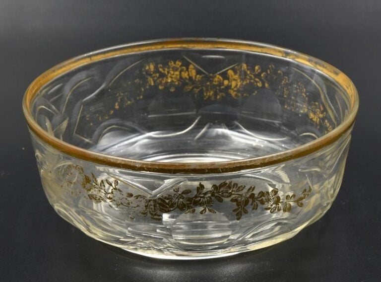 Coupe sur talon en cristal taillé à motif de guirlande géométrique à décor de feuillages doré (usure au décor