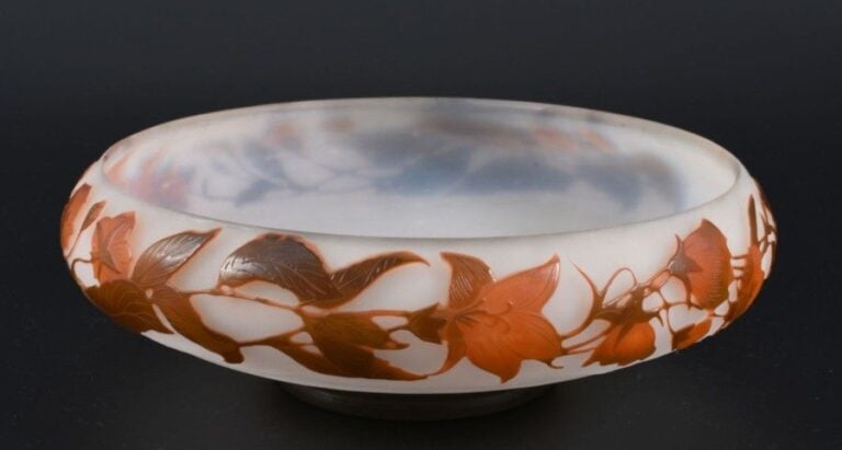 Coupe sur talon en verre satiné blanc opalin à décor dégagé à l'acide de guirlande de liserons rouge