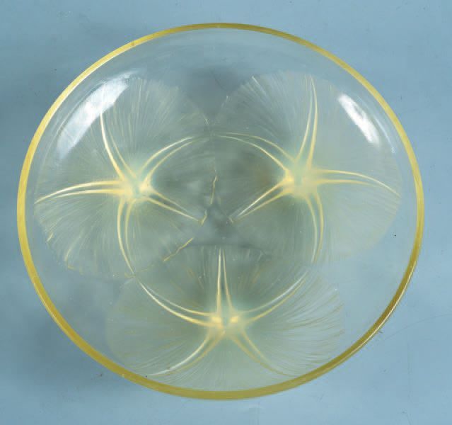 Coupe tripode en verre jaune ambre moulé à motif de volubili