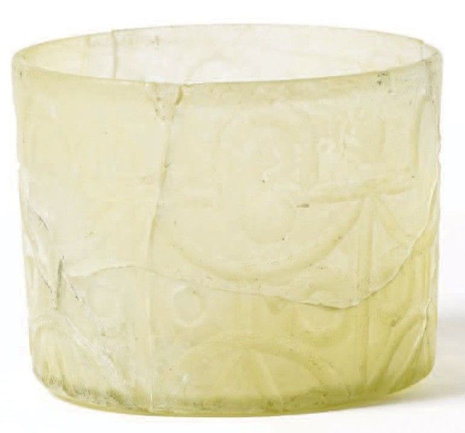 Coupe Verre à décor taillé à la molette Iran, IXe - Xe siècle Hauteur: 9; Diamètre: 11 cm Cette coupe à bord droit est décorée de motifs géométrique