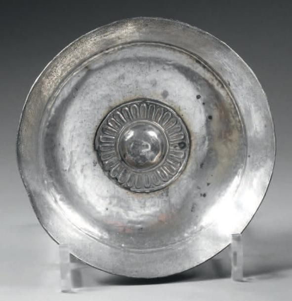 Coupelle à lèvre oblique orné d'un omphalos entouré de languette