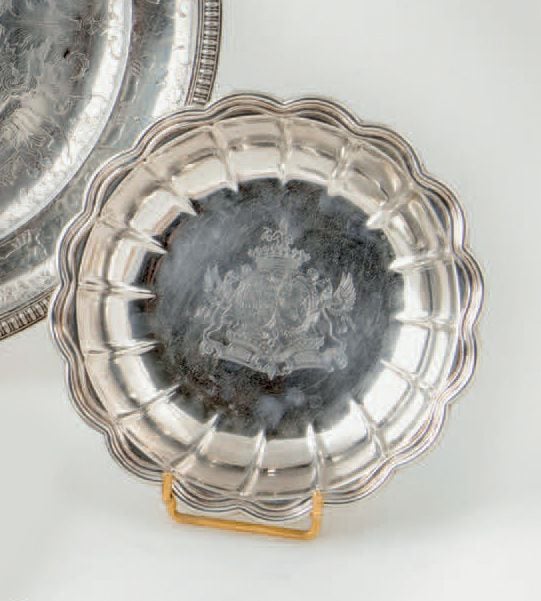 COUPELLE en argent à côtes, bordure chantournée, gravée d'armoiries doubles sous couronne comtale, encadrées par deux hippogriffe