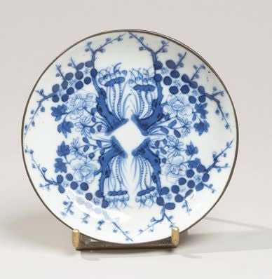 Coupelle en porcelaine à décor en bleu sous couverte d'arbres en fleur