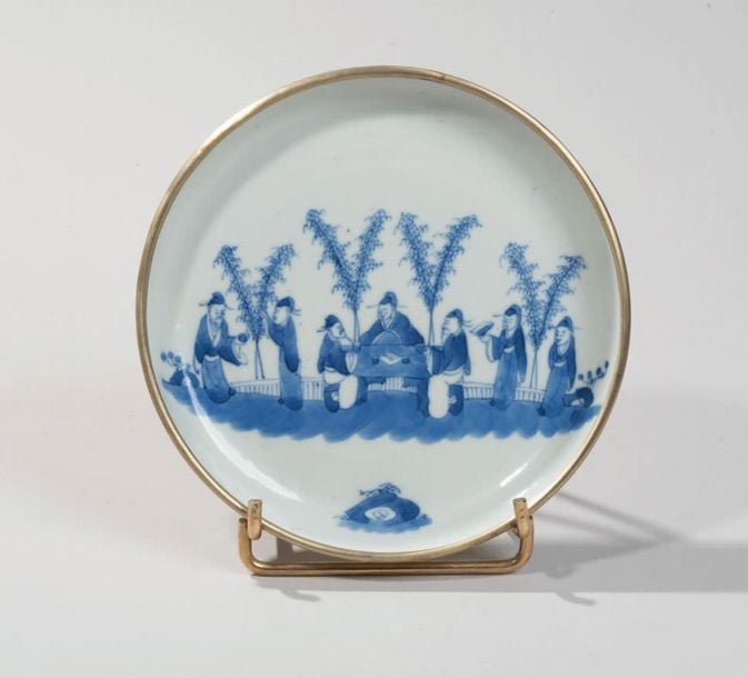 Coupelle en porcelaine à décor en bleu sous couverte des Sept sages près de bambou