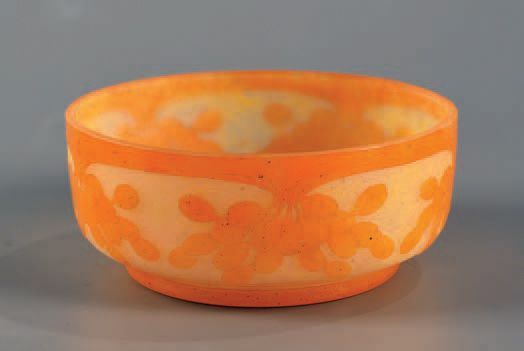 Coupelle en verre à fond jaune satiné, décor orange de dattes dégagé à l'acid