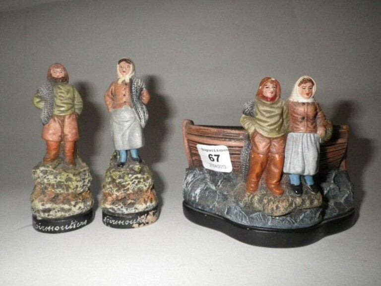 Couple de pêcheurs au filet et barque vide-poches En terre cuite polychrome, situés Noirmoutie