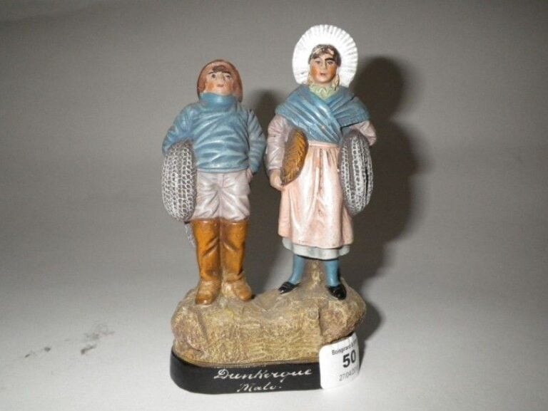 Couple de pêcheurs au filet Groupe en terre cuite polychrome, situé Dunkerque Mal