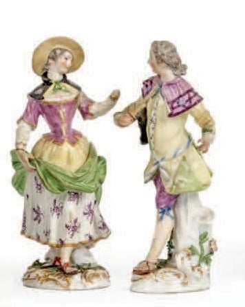 Couple de sujets en porcelaine polychrome représentant des danseurs sur un tertre rocheu