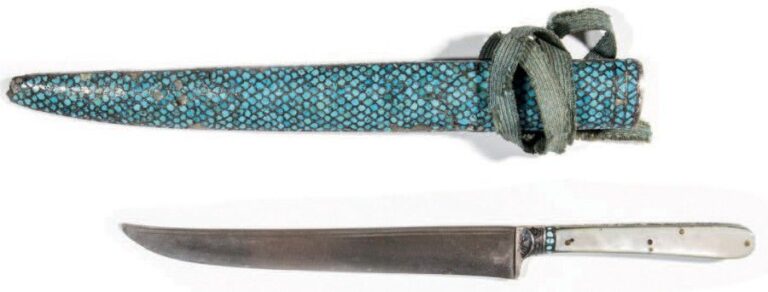 Couteau bichaq et son fourreau à décor tapissant de turquoises