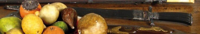 Couteau de chasse à lame en acier, manche en ébène à cannelures, virole en argent XVIIIe siècle Dans un étui (accidenté) Lame : L : 46 Hors tout : L : 61