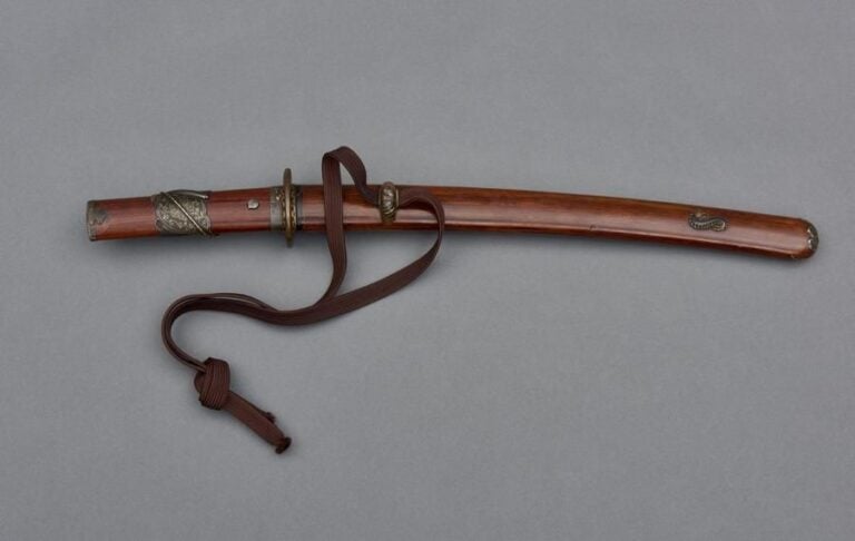 Couteau japonais O-tanto avec une unique monture (Koshirae) de style shibuichi kanag