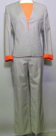 Couture ENSEMBLE en lainage pied de poule noir et blanc, VESTE cintrée doublée de crêpe corail, encolure en pointe s'attachant par un petit crochet sur parementures bord à bord, PANTALON droit (T38 it