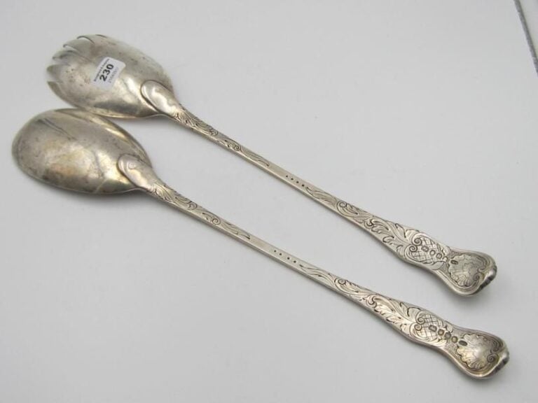 Couvert à salade en argent (925 ‰), à décor de feuillage gravé et putti en relief